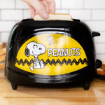 Uncanny Brands Peanuts Snoopy Toaster