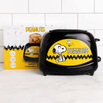 Uncanny Brands Peanuts Snoopy Toaster