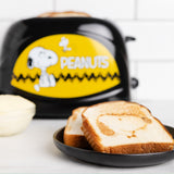 Uncanny Brands Peanuts Snoopy Toaster