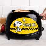 Uncanny Brands Peanuts Snoopy Toaster